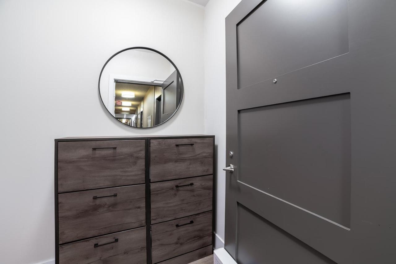 Designer Condo W/ Cn Tower View & Parking Toronto Exterior photo