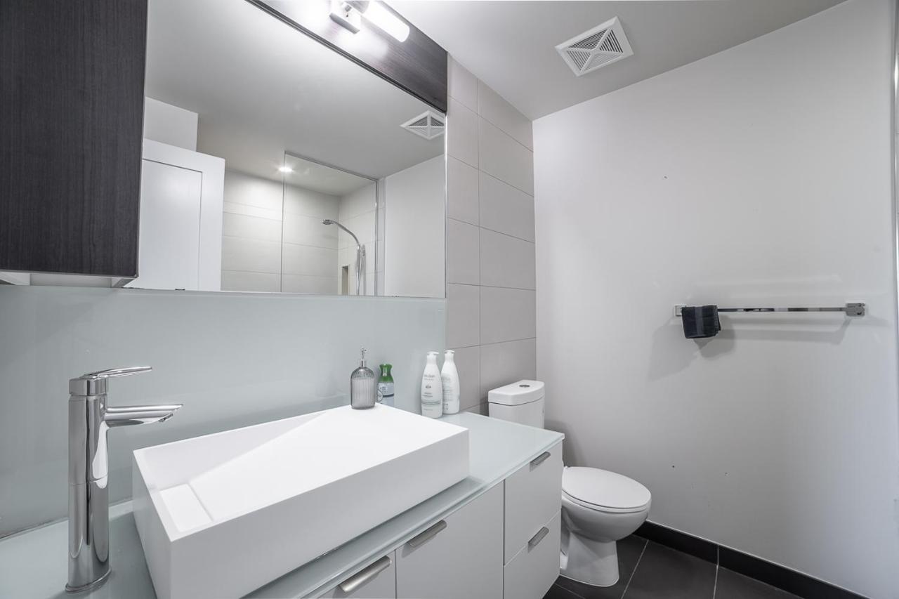 Designer Condo W/ Cn Tower View & Parking Toronto Exterior photo
