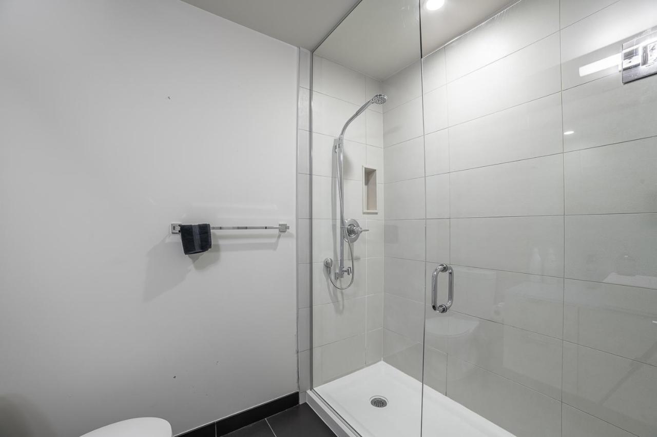 Designer Condo W/ Cn Tower View & Parking Toronto Exterior photo