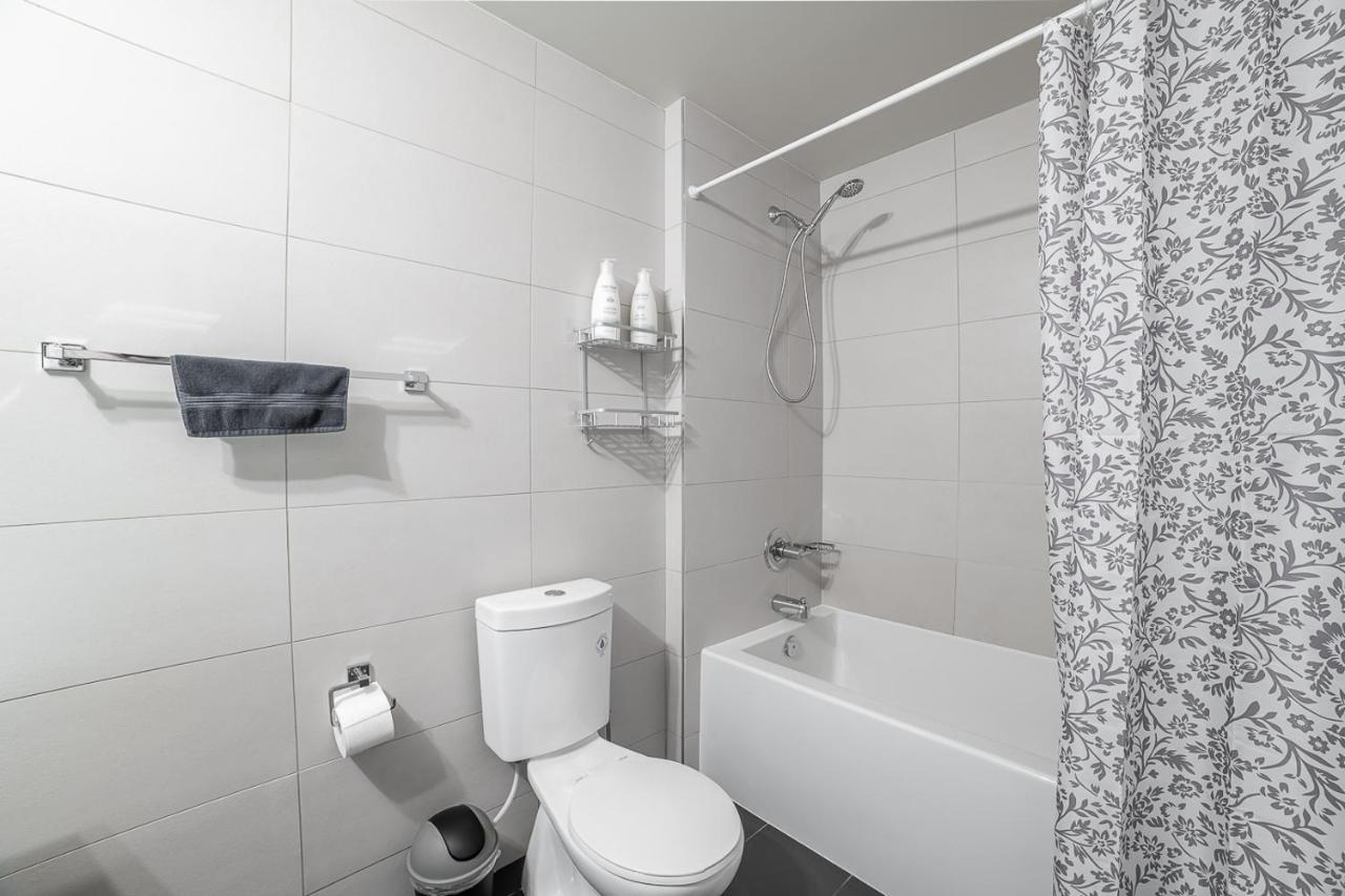 Designer Condo W/ Cn Tower View & Parking Toronto Exterior photo